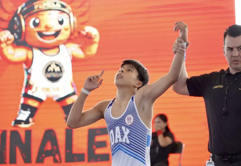 Jóvenes luchadores de estilo libre de Oaxaca posan orgullosamente con las 29 medallas que ganaron en la Olimpiada Nacional 2026.