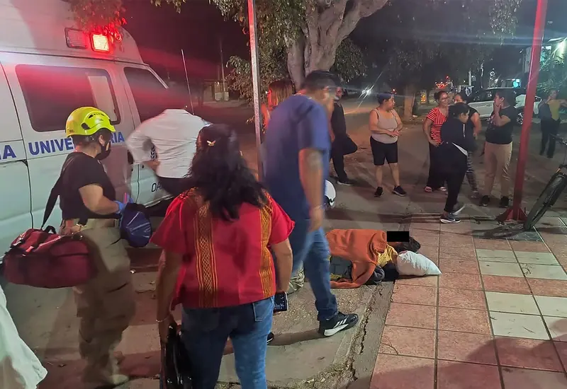 Escena del accidente ocurrido en la agencia de Pueblo Nuevo, Oaxaca, donde una mujer fue arrollada por un motociclista que escapó.