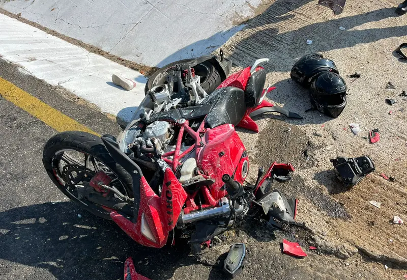Un motociclista recibe atención médica en el lugar del accidente tras chocar contra un camión de volteo en la localidad de Pochutla.