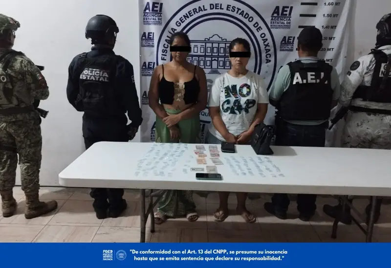 Dos mujeres son detenidas con presunta droga conocida como 'cristal' durante un operativo de seguridad realizado en la carretera 125 de la Costa de Oaxaca.