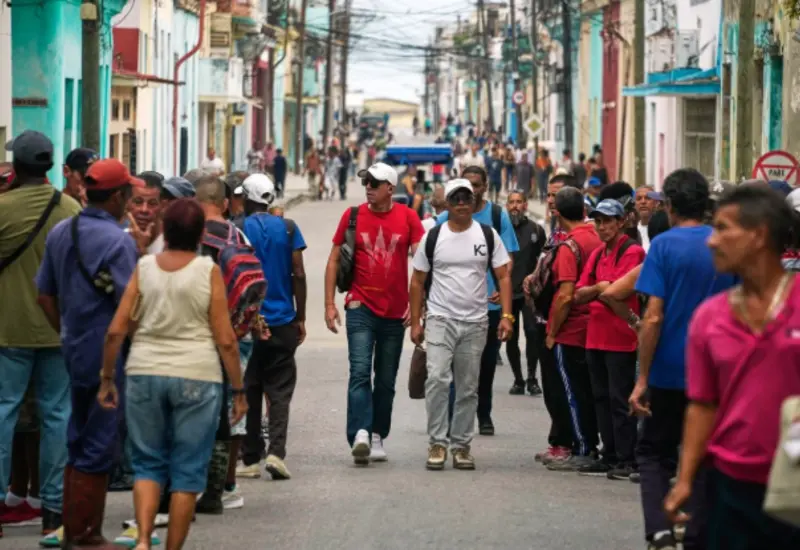 Una imagen conceptual de las banderas de Cuba y Estados Unidos, que simboliza las negociaciones diplomáticas estancadas entre ambas naciones soberanas.