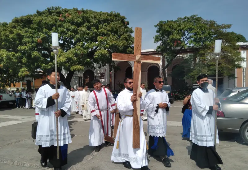 Monseñor Crispín Ojeda, obispo de la Diócesis de Tehuantepec, quien presidirá la ceremonia de una nueva ordenación sacerdotal en la región del Istmo.
