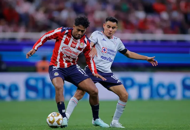 Jugadores de Cruz Azul y Chivas disputan el balón durante el partido de ida de las Semifinales del torneo de fútbol.