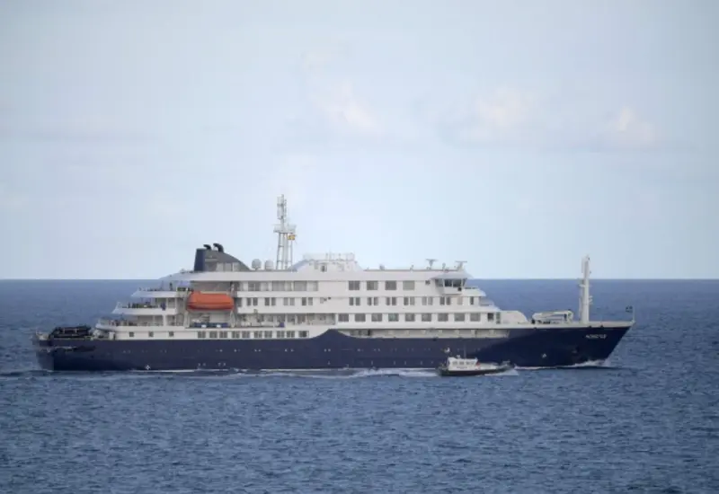 Dos pasajeros del crucero MV Hondius son aislados por precaución tras presentar síntomas, debido a un caso confirmado de Hantavirus en la embarcación.
