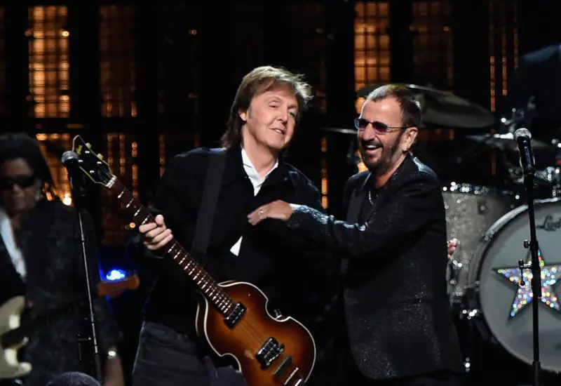 Paul McCartney y Ringo Starr, legendarios miembros de The Beatles, posan juntos en una fotografía que celebra su colaboración y legado musical.