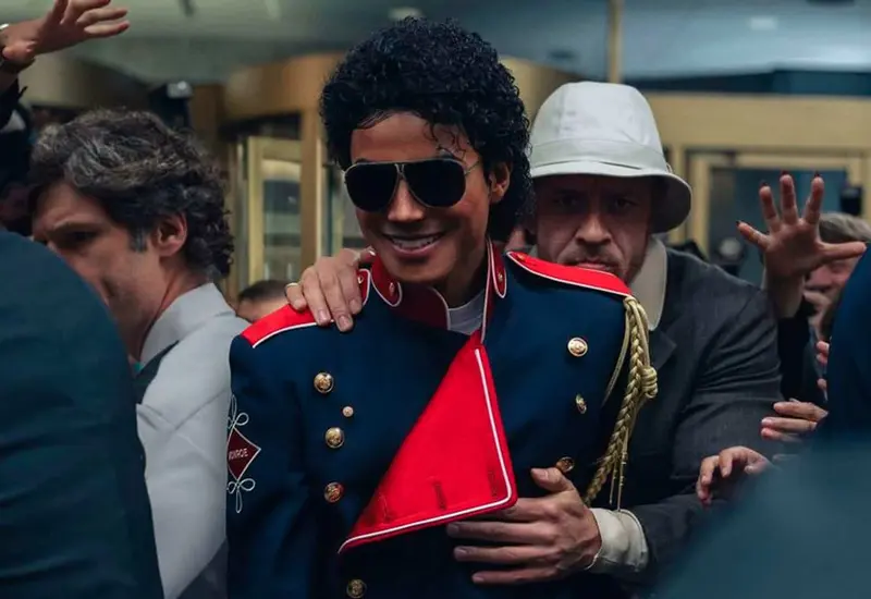 Imagen promocional de la película 'Michael', el exitoso biopic sobre Michael Jackson que ha generado polémica por omitir los episodios oscuros de su vida.