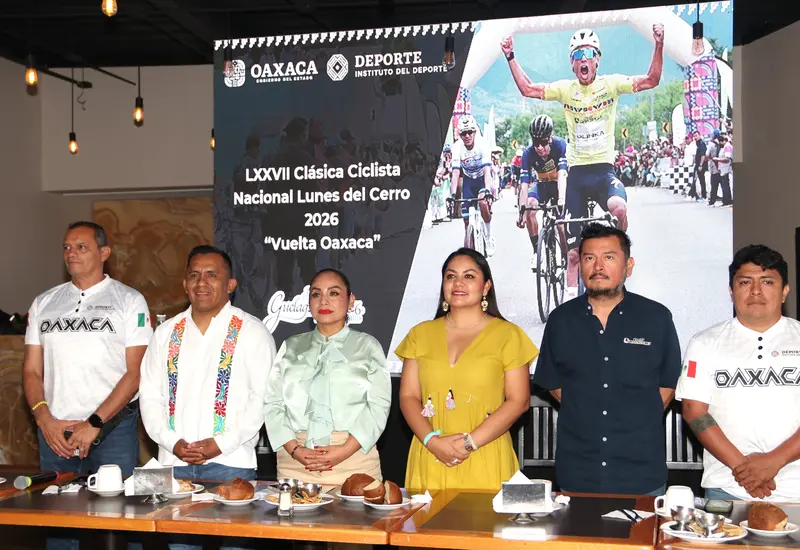 Organizadores anuncian los detalles de la tradicional y prestigiada justa ciclista de Oaxaca durante la conferencia de prensa de presentación del evento.