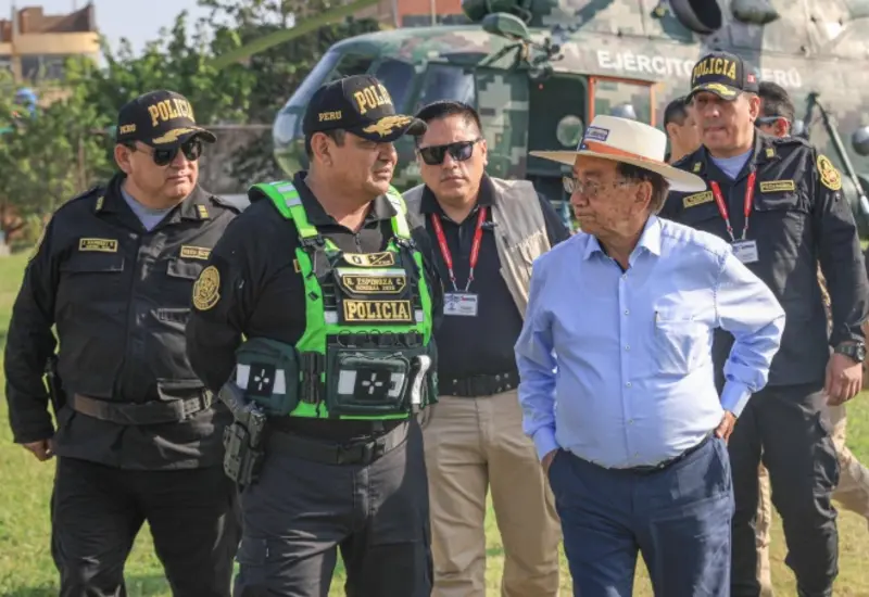 José María Balcázar, presidente de Perú, se reúne con altos mandos policiacos para discutir el estado de emergencia por crimen organizado.