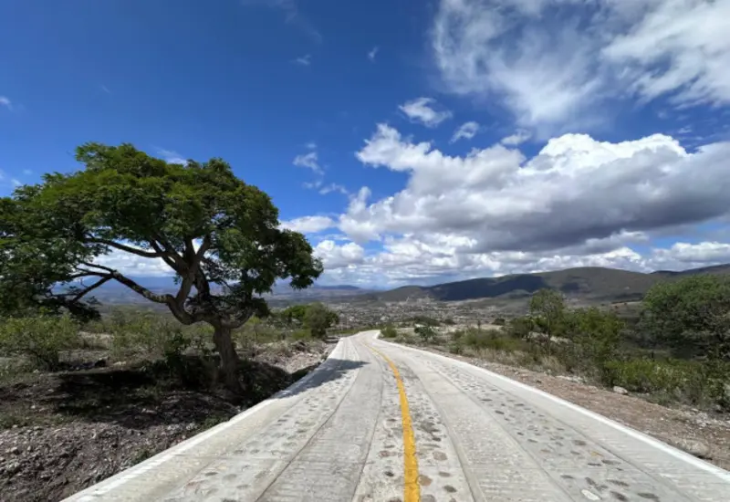 Un camino artesanal en construcción en Oaxaca, parte del programa gubernamental que cuenta con una inversión de más de mil millones de pesos.