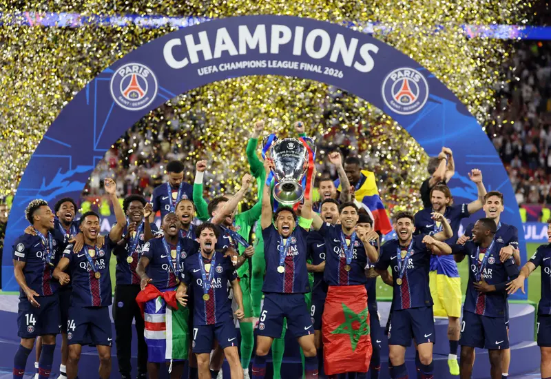 El equipo del Paris Saint-Germain celebra con gran emoción su bicampeonato en la Champions League, un triunfo histórico conseguido desde los penaltis.