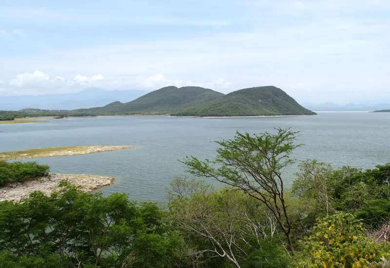 El antiguo pueblo de Jalapa del Marqués sumergido bajo el agua para la construcción de la Presa Presidente Benito Juárez, conmemorando 65 años del éxodo.