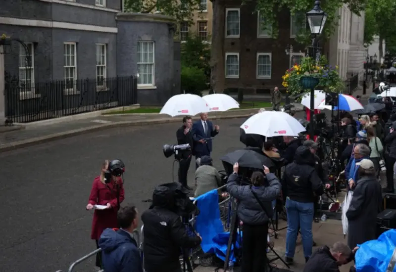 Una imagen que ilustra la presión política sobre Keir Starmer, después de que cuatro subsecretarios renunciaron pidiendo la salida del primer ministro.