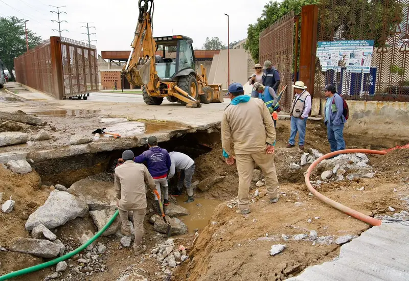 Trabajadores reparan el socavón en el río Atoyac que provocó una fuga de agua, afectando a colonias de la capital y Santa Lucía.