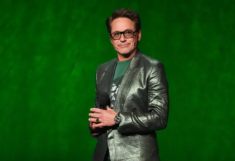 El actor Robert Downey Jr., conocido por su papel de Iron Man, con un gesto serio al emitir su fuerte mensaje contra los influencers.