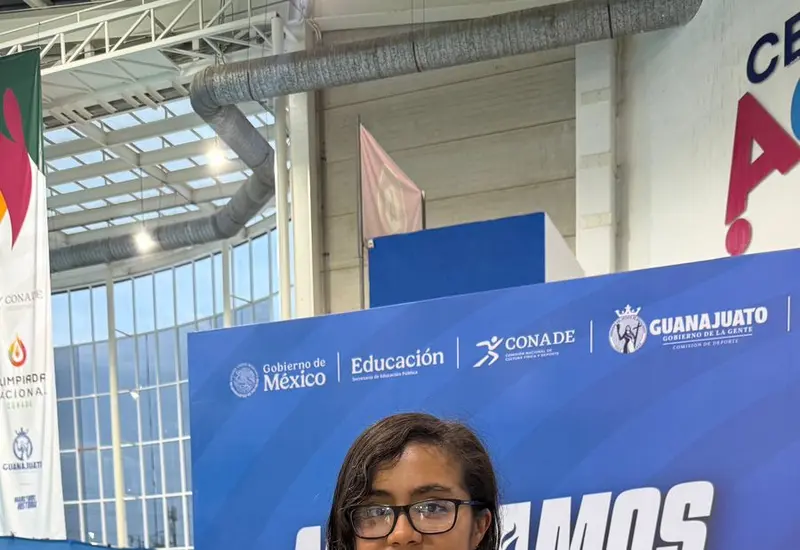 La atleta Sahara Monroy celebra su victoria al conquistar la anhelada medalla de oro en el último día de la competencia.
