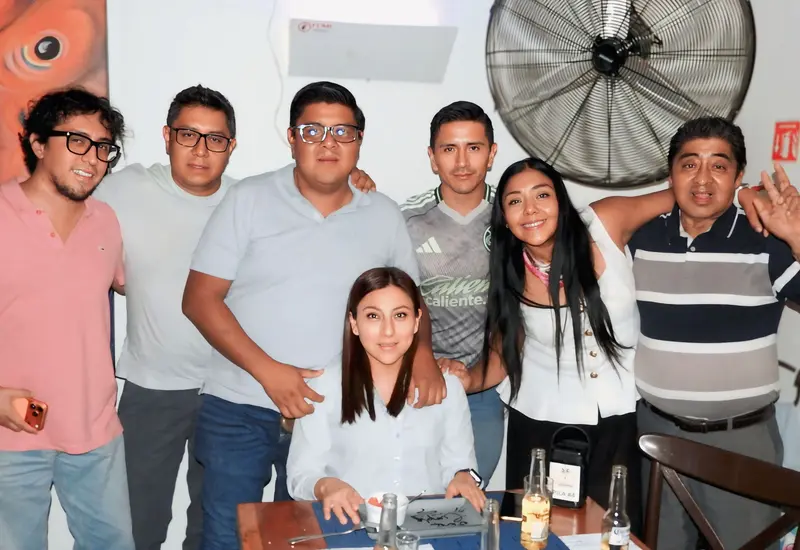 Sandra Ávila sonríe rodeada de su hermosa familia mientras celebra su fiesta de cumpleaños en un momento especial.