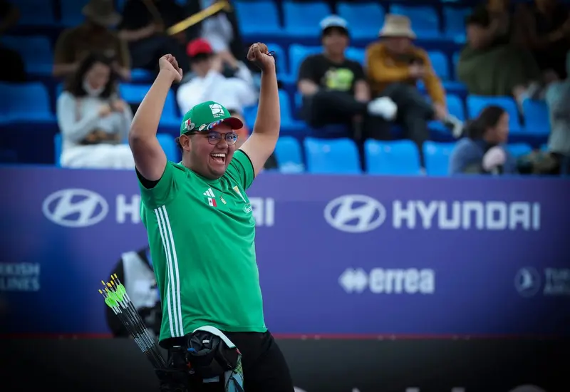 El arquero mexicano Sebastián García celebra su victoria al ganar la medalla de oro en la competencia de tiro con arco en Shanghái.