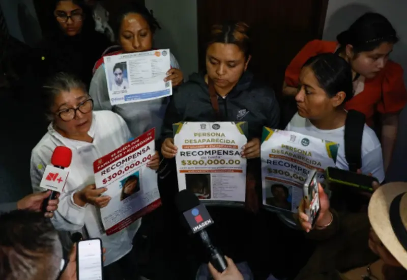La titular de la Segob en una reunión de trabajo con integrantes de colectivos de familias buscadoras de personas desaparecidas en el país.