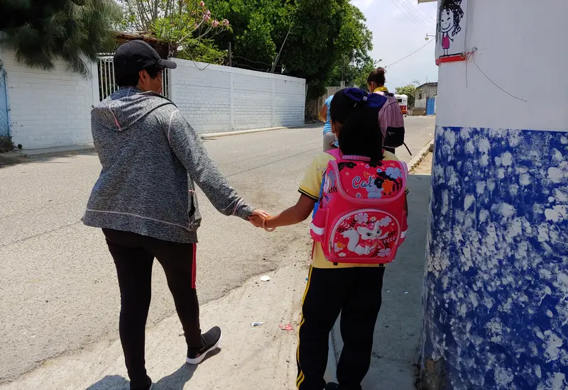 Un salón de clases con pupitres, ilustrando el anuncio de la SEP de adelantar el fin del ciclo escolar por el calor y Mundial.