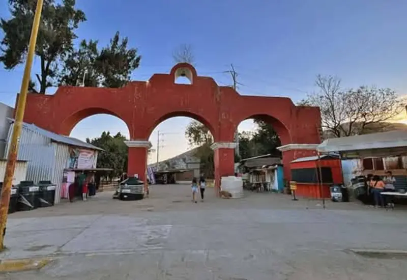 Vendedores ambulantes con sus puestos instalados en el Parque del Amor, mostrando la ocupación del espacio público que las autoridades buscan recuperar.