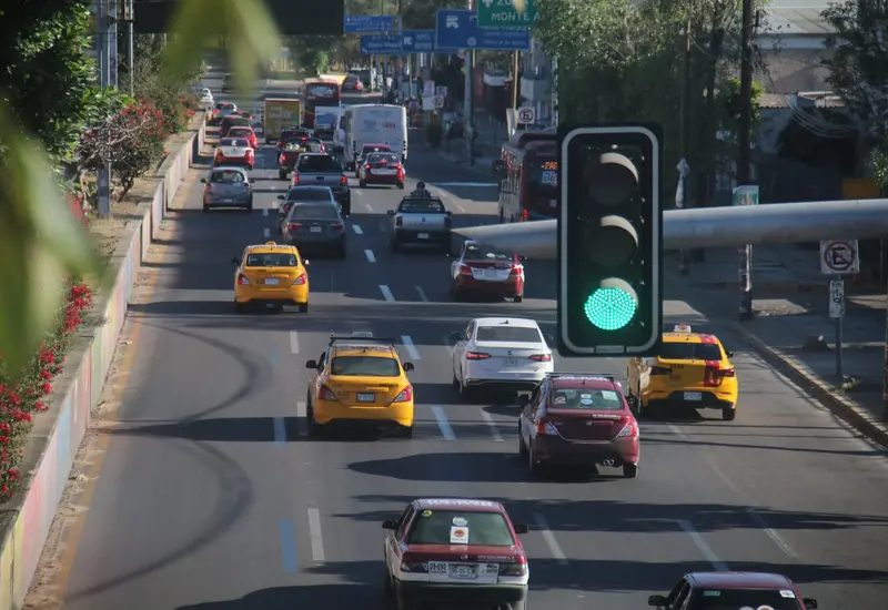 Una escena del desorden del transporte público en Oaxaca, el cual representa el reto más complejo para la nueva Ley de Movilidad.