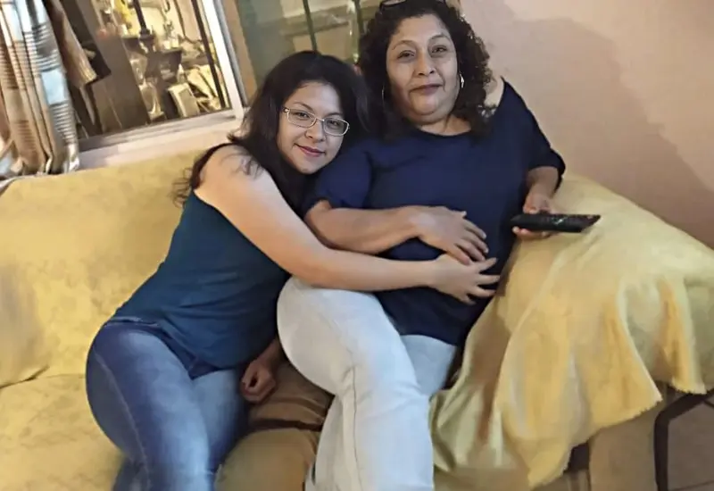 Una imagen emotiva que representa el amor y sacrificio de una madre, cuyo tiempo, esfuerzo y entrega son el mayor regalo para sus hijos.