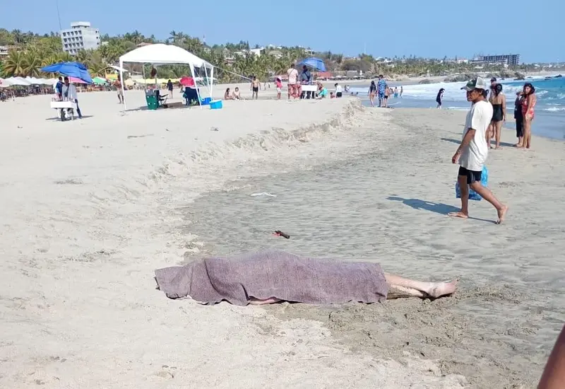 La Playa Marinero en Puerto Escondido, donde un turista estadounidense murió al ser arrastrado por la fuerte corriente del mar.