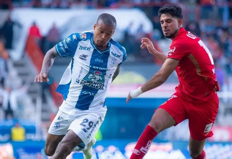 Los jugadores de los Tuzos del Pachuca celebran su avance a las semifinales del torneo Clausura 2026 después de eliminar al Toluca.