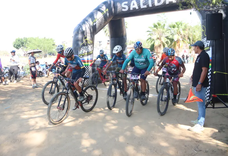 Jóvenes ciclistas compiten en la última etapa del Serial Pequeños Guerreros Ciclistas, un evento de ciclismo de montaña realizado el pasado domingo.