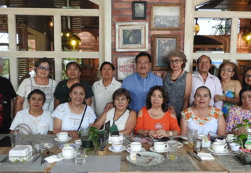 Virginia Meixueiro celebra su cumpleaños durante una reunión con café, sonriendo rodeada del cariño de sus amigos jubilados del IEEPO.