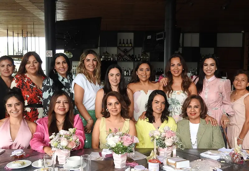 Viridiana Paz Cervantes, la futura mamá, posa de pie y sonriente junto a su grupo de mejores amigas durante su baby shower.