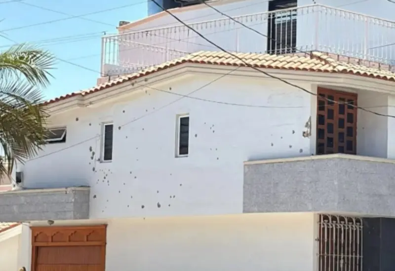 Fachada de la vivienda deshabitada en Sinaloa, vinculada a Rubén Rocha Moya, que presenta impactos de bala tras ser rafagueada por un comando.