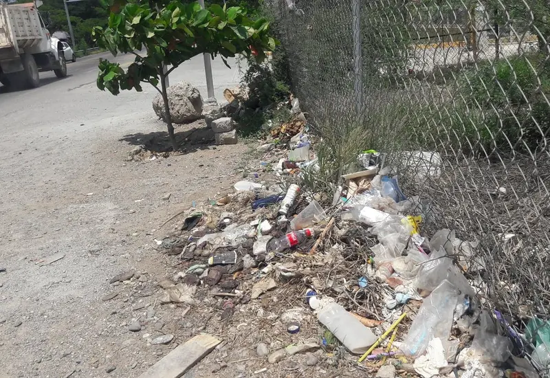 Un predio abandonado en Tehuantepec, lleno de basura y escombros, que se ha convertido en un basurero clandestino y foco de inseguridad.