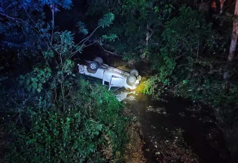 Una camioneta volcada en un barranco tras un aparatoso accidente en la carretera 147, cerca del puente Yaveo en Tuxtepec, que dejó una persona sin vida.