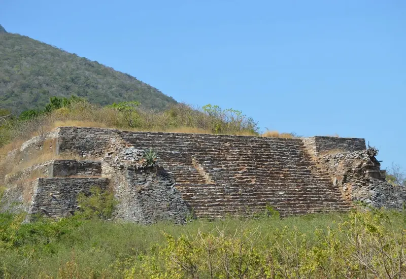 El sitio arqueológico de Guiengola muestra un visible estado de deterioro y abandono, resultado de constantes invasiones y saqueos en la zona.