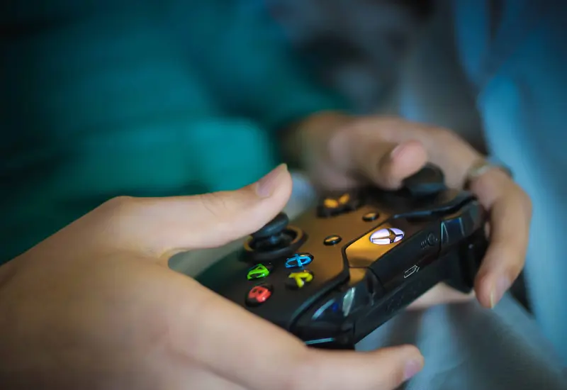 Operando control de video juego
