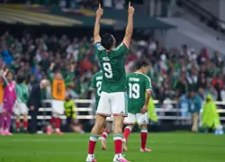 La selección de fútbol de México se prepara en la cancha para su partido histórico contra la selección de Inglaterra.