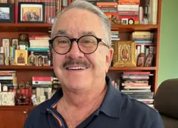 El famoso conductor de televisión Pedro Sola posa para una fotografía durante su controversial visita a un albergue para perros.