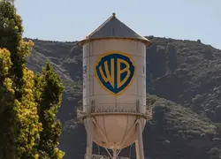 El sindicato WGA busca bloquear la fusión entre Paramount y Warner, advirtiendo que la operación podría reducir empleos y salarios en la industria.