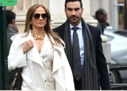 Jennifer López y Brett Goldstein, quienes protagonizan la nueva película 'Office Romance', posando juntos en una foto promocional de la cinta.