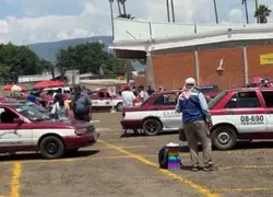 Taxis foráneos operando en su nueva ubicación en la Central Camionera como parte del plan de reordenamiento para descongestionar el Centro Histórico.
